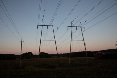 Sähkölinjat auringonlaskussa