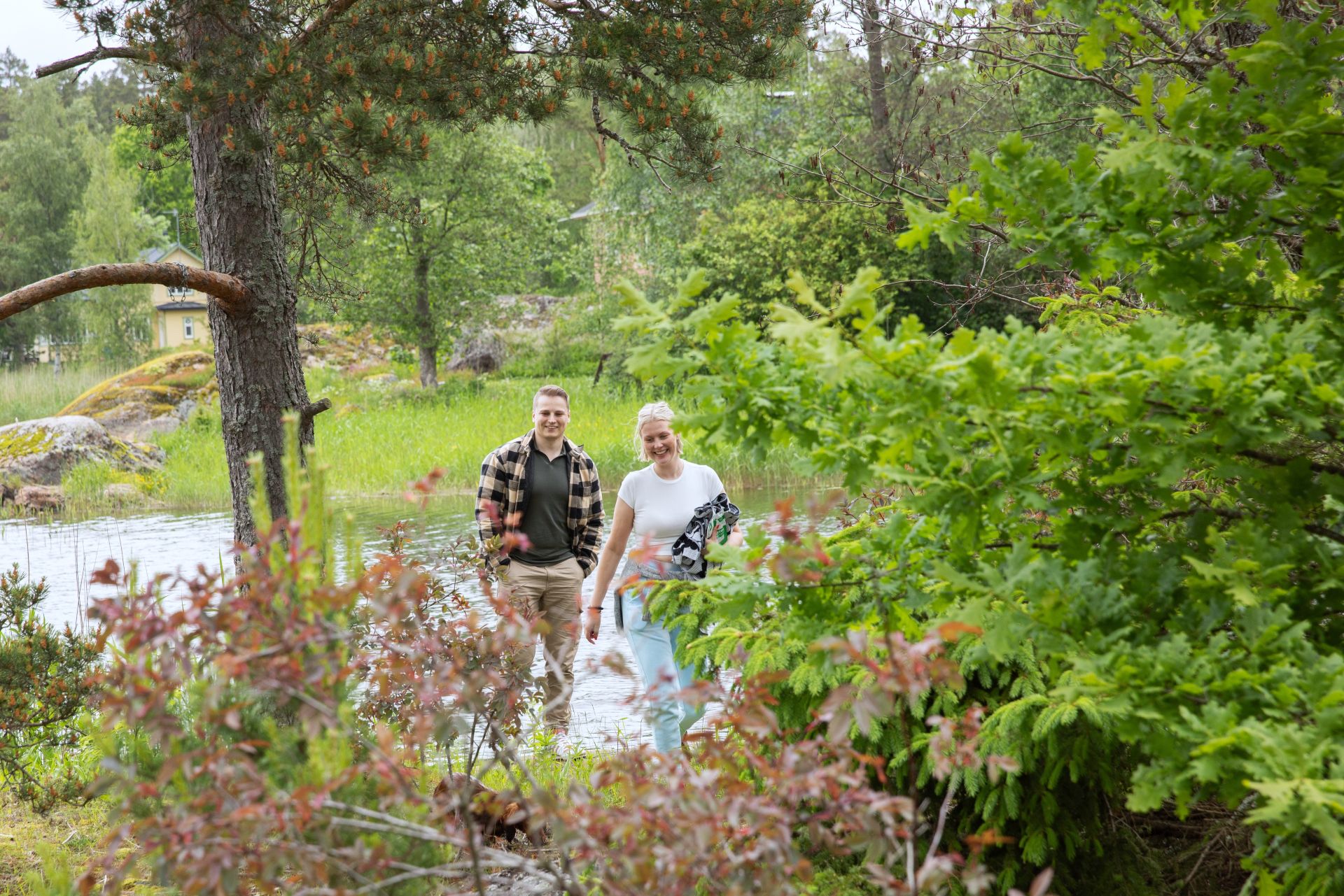 Ihmisiä metsässä kesällä