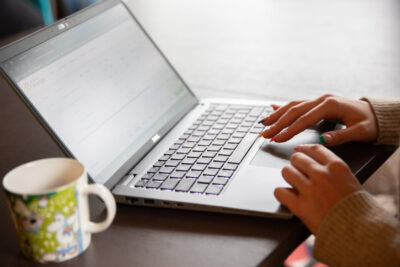 Tietokoneella tarkastellaan sähkölaskua