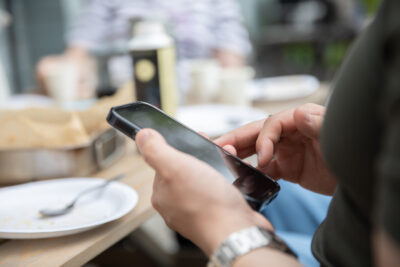 Puhelimella kirjaudutaan OmaaSähköön.