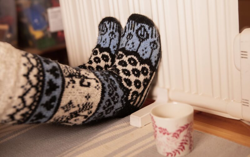 Villasukat ja patteri lämmittävät.