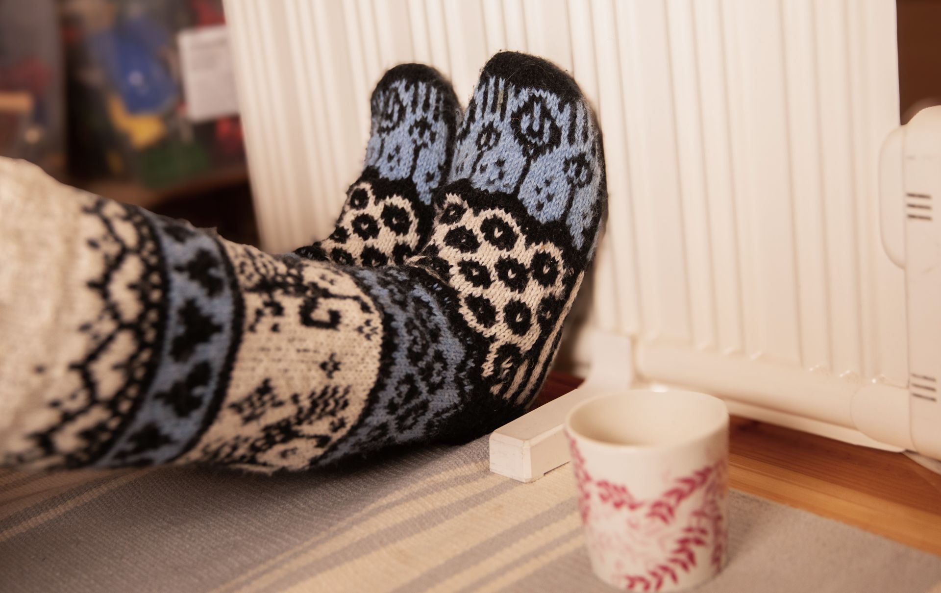 Villasukat ja patteri lämmittävät. 