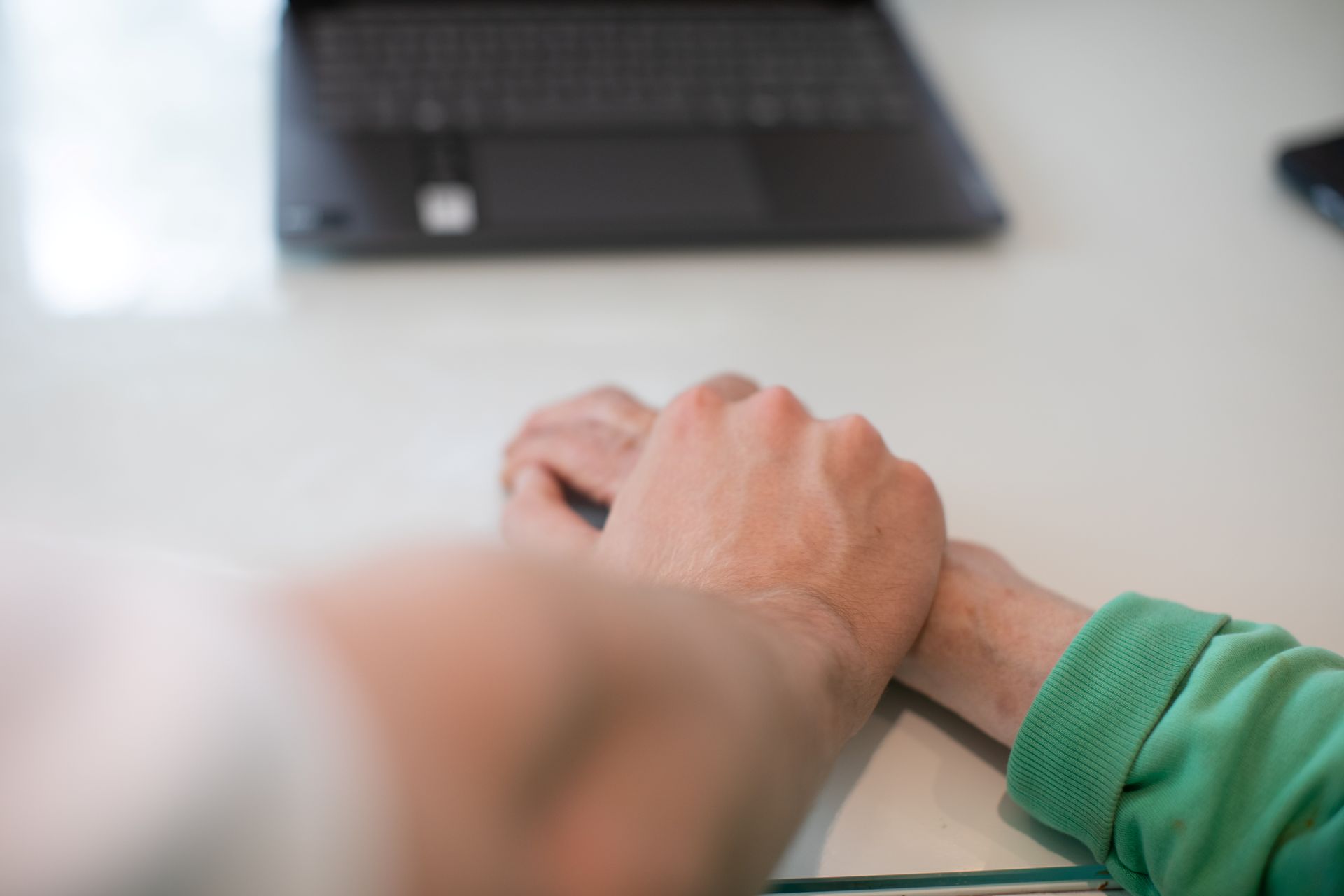 Nuoremman ja vanhemman ihmisen kädet pitävät toisistaan kiinni.