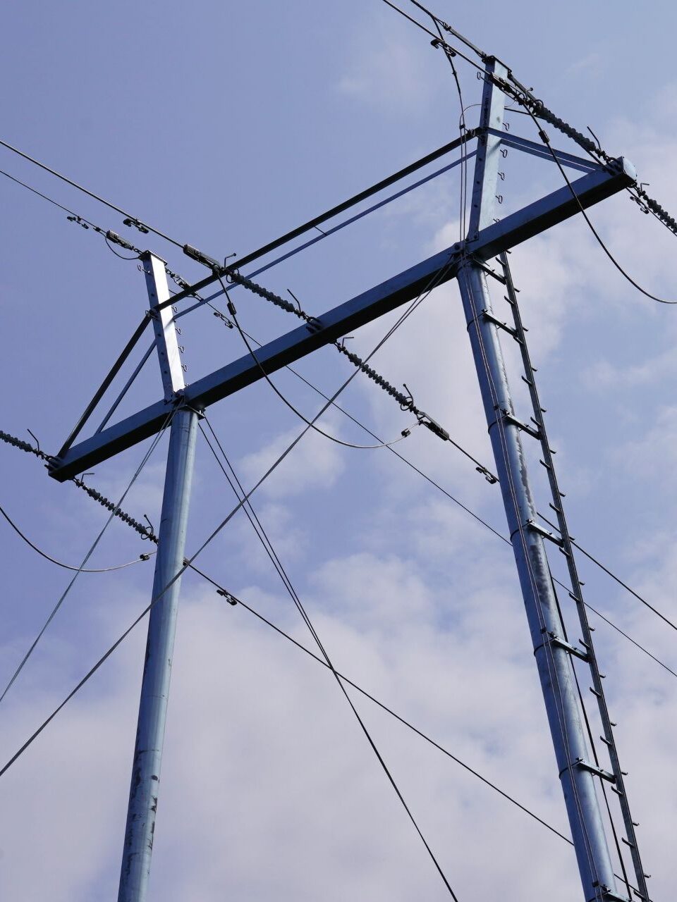 Keravan Energia huolehtii sähkönsiirrosta huoltamalla sähkölinjoja.