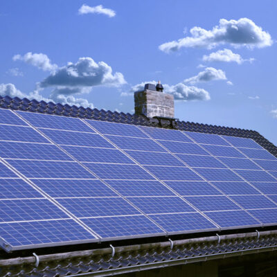 Aurinkopaneeli omakotitalon katolla