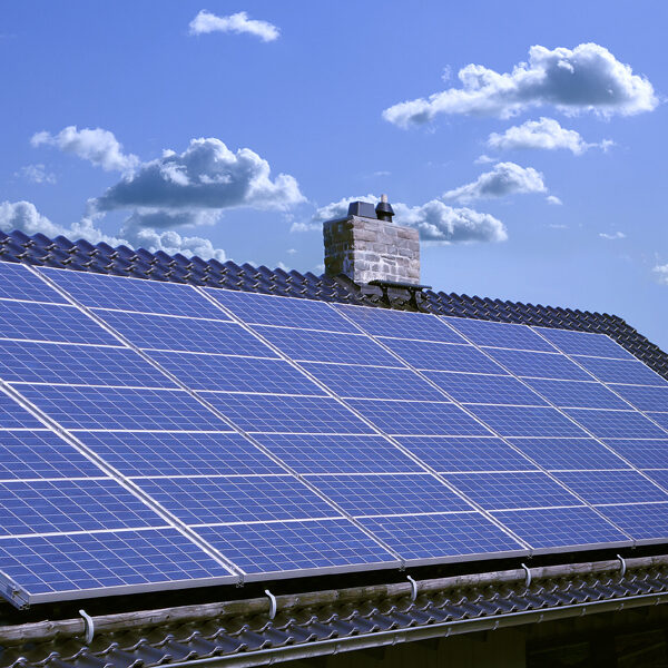 Aurinkopaneeli omakotitalon katolla