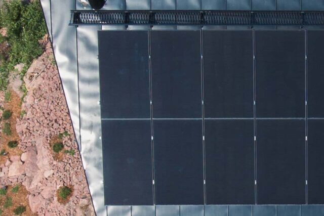 Aurinkopaneelit katolla Loviisassa