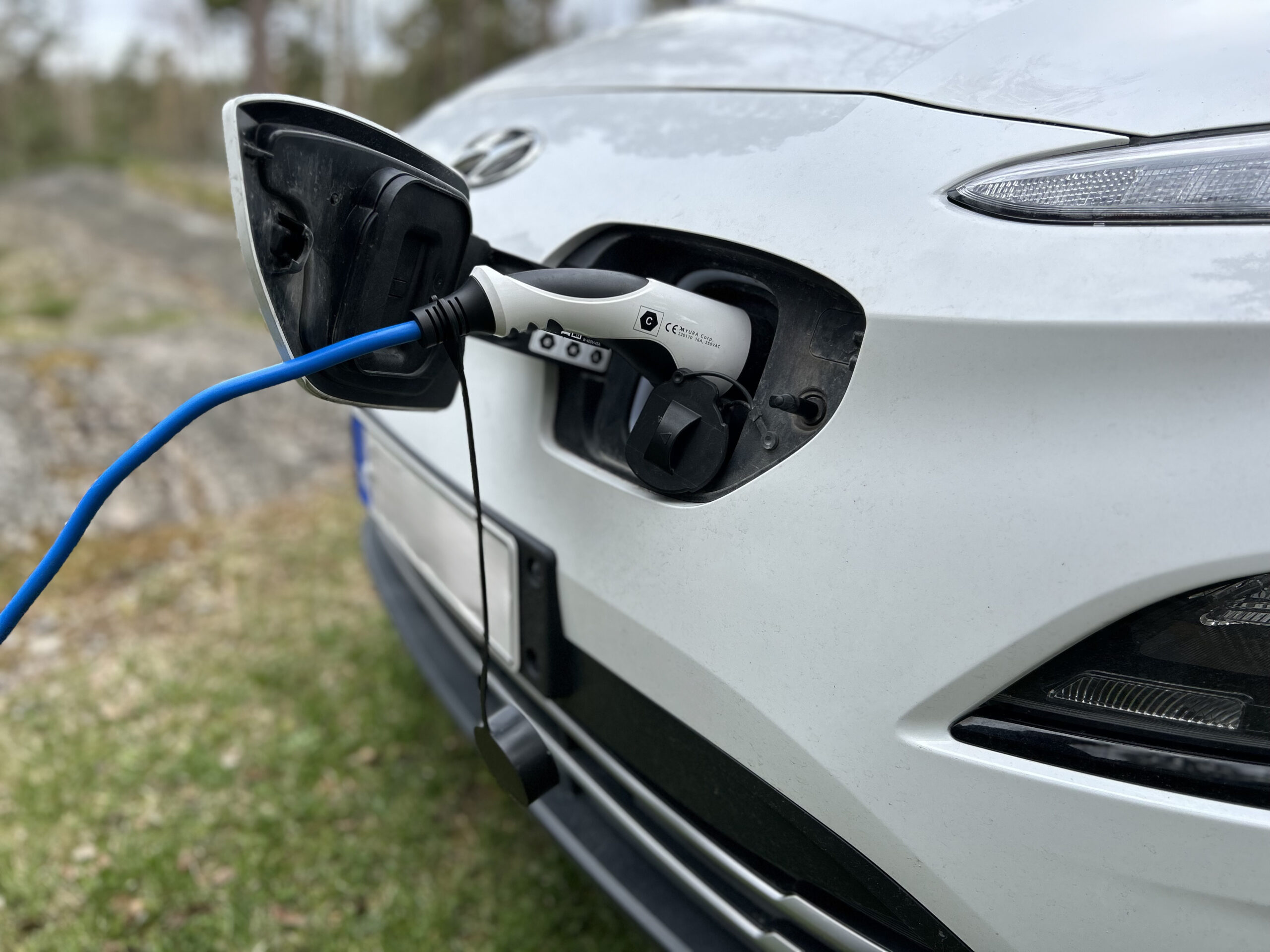 sähköauto latauksessa