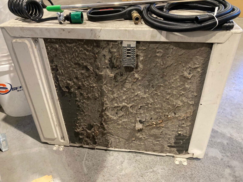 Ilmalämpöpumppu ennen puhdistusta