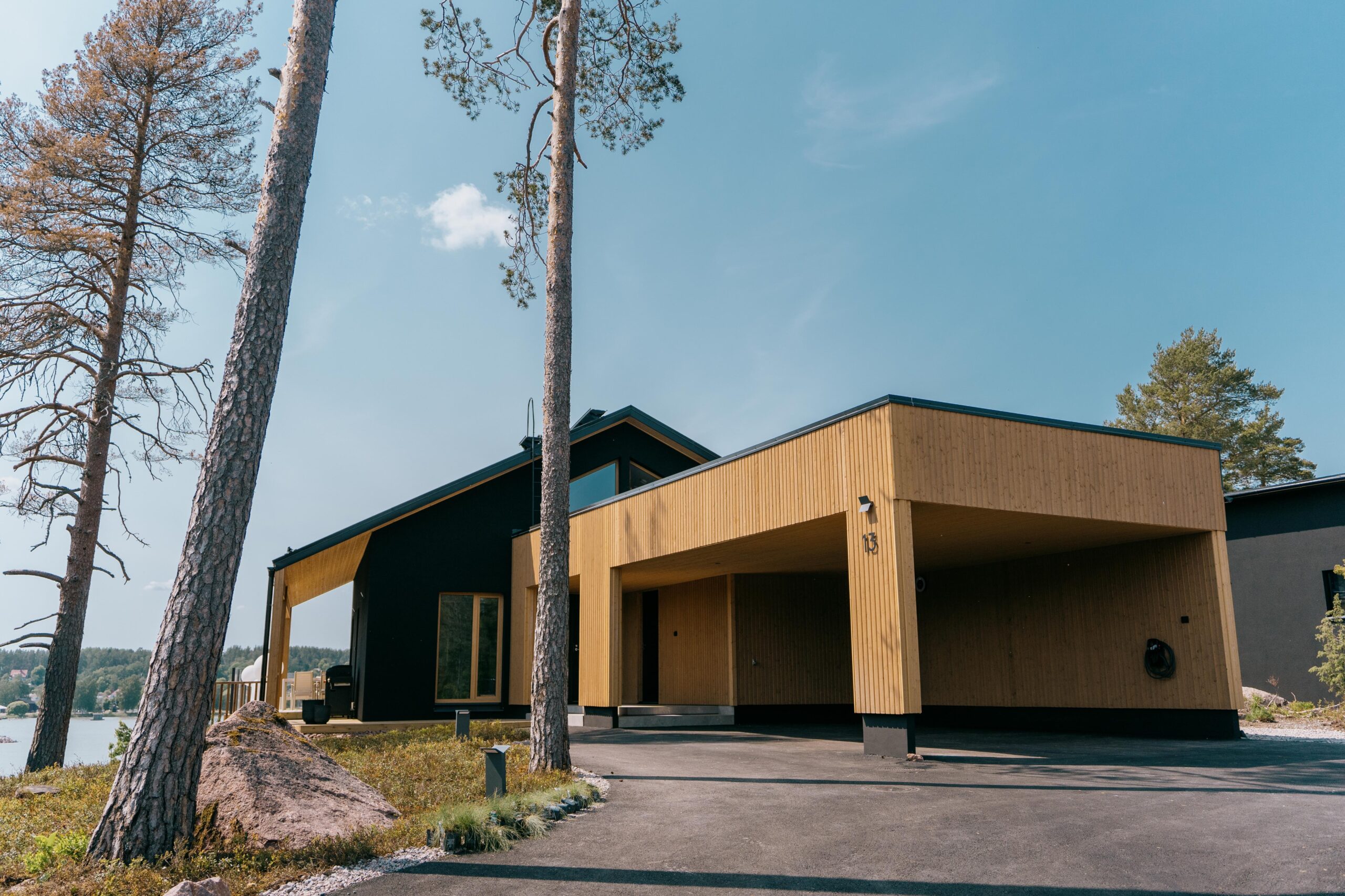 Omakotitalo meren rannalla.