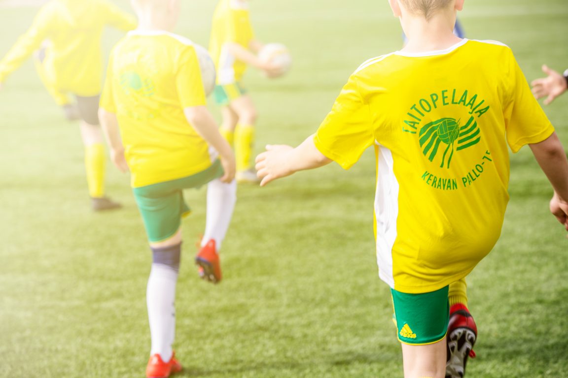Keravan Pallon junioripelaajia lämmittelemässä.
