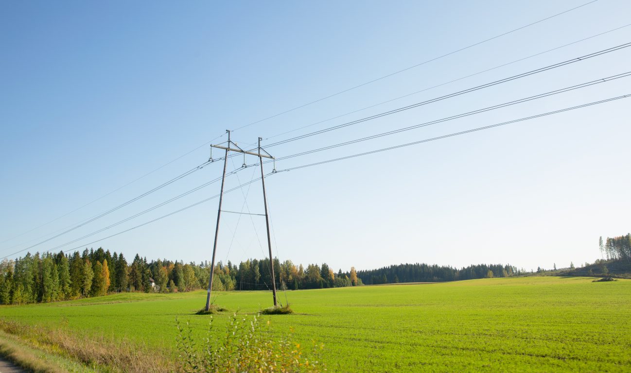 Sähkölinja pellolla kesällä