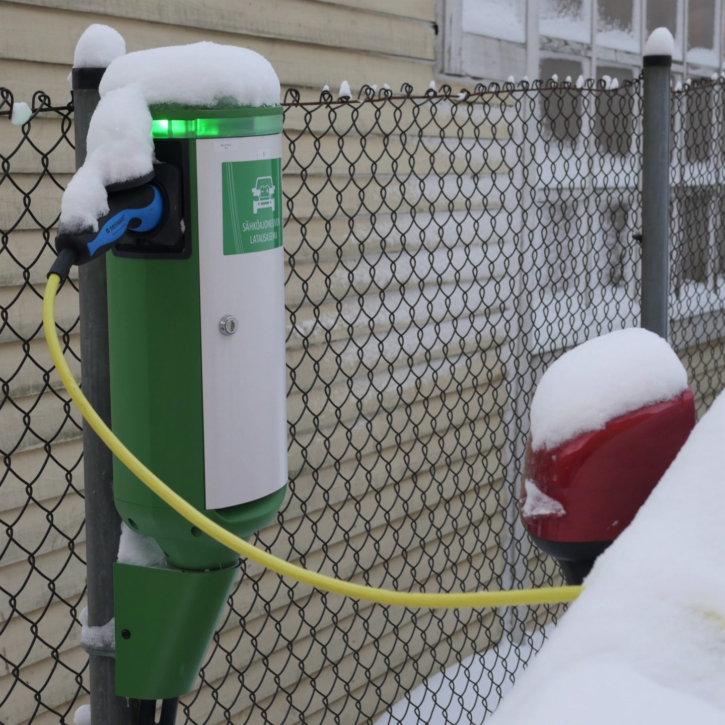 Sähköauton latauspiste talvella.
