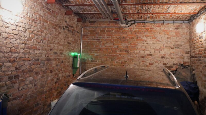 Sähköauton latauspiste Helsingin ydinkeskustassa