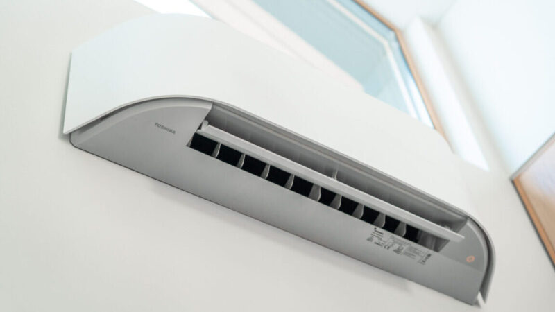 Toshiban ilmalämpöpumppu seinällä