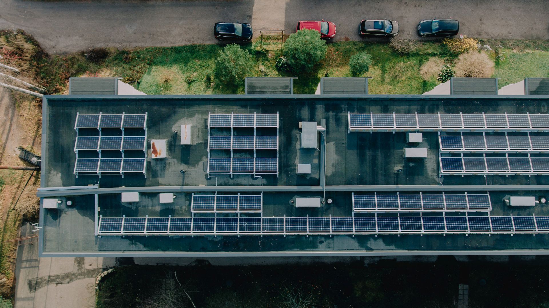 Aurinkopaneelit taloyhtiöön katolle.