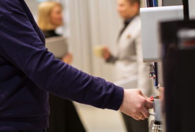 Kahvikone yrityksen taukohuoneessa.