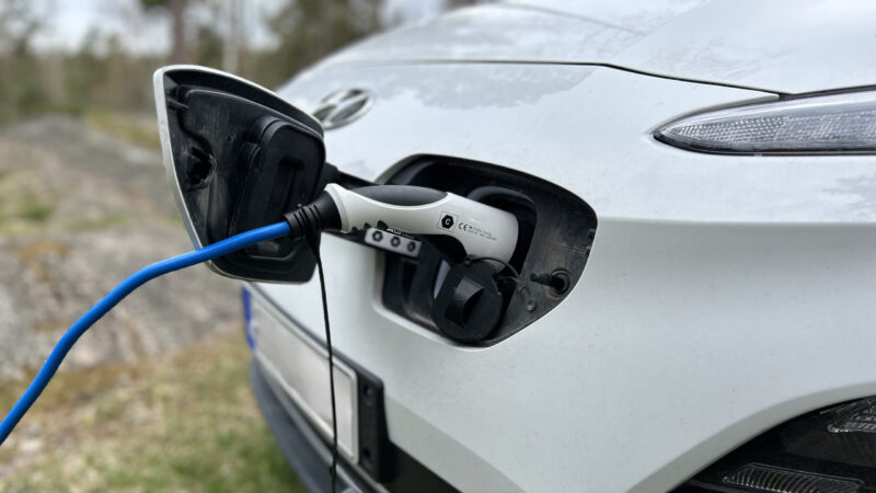 sähköauto latauksessa