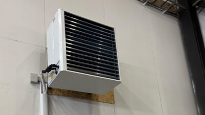 Suuren tilan lämpöpumppu seinällä.