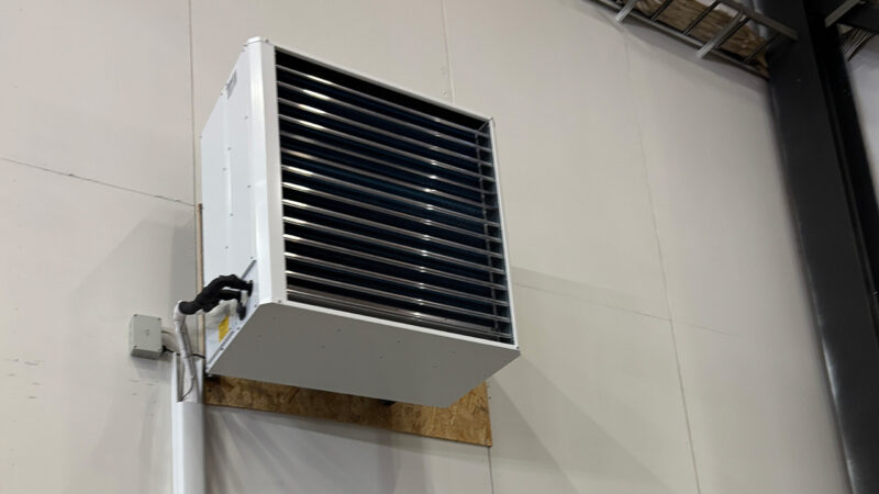 Suuren tilan lämpöpumppu seinällä.