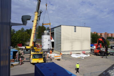 Sähkökattilaa siirretään paikoilleen rakennuksen sisään.