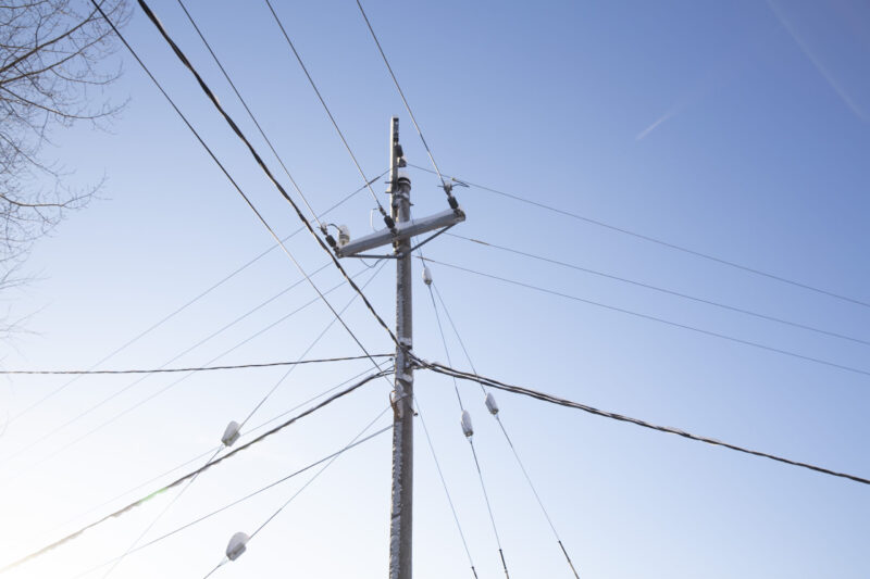 Luminen sähkötolppa