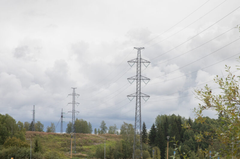 Voimalinjoja maastossa Keravalla.