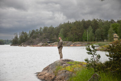 Mies rantakivellä katsomassa ulapalle