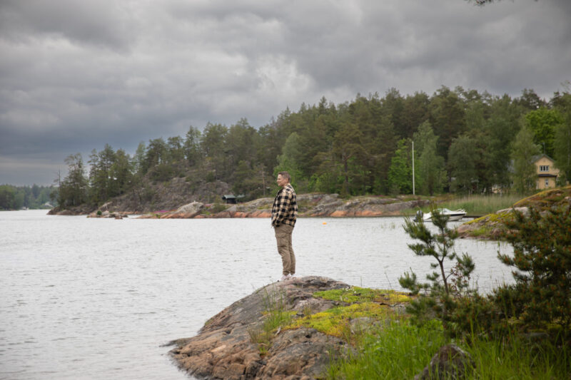 Mies rantakivellä katsomassa ulapalle