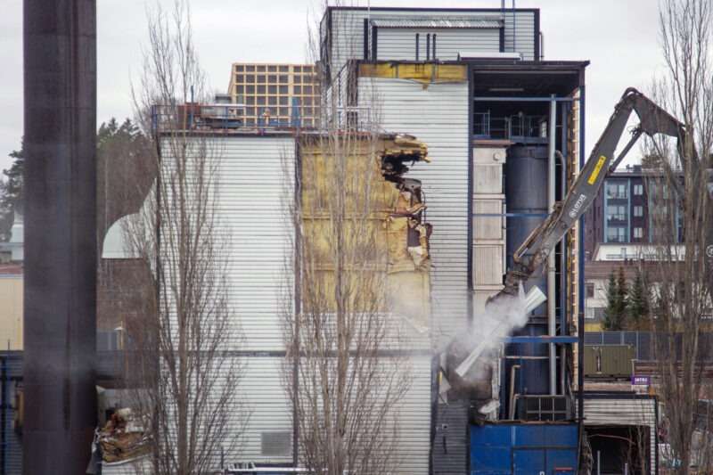 Lämpövoimalaitoksen purkutyömaa.