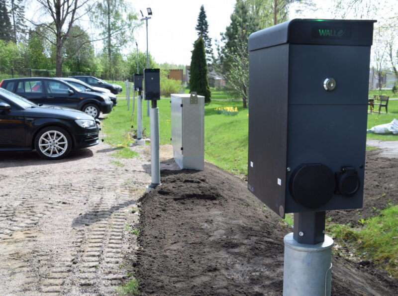 Latureita rivissä parkkipaikalla